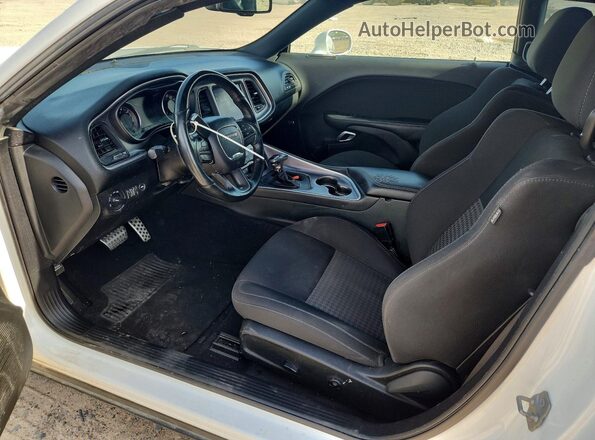 2C3CDZFJ3KH624867 2019 DODGE CHALLENGER White Widok deski rozdzielczej