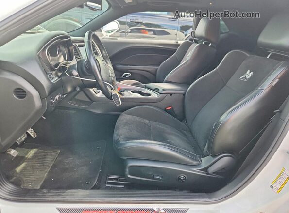 2C3CDZFJ5KH635322 2019 DODGE CHALLENGER White Vista interior delantera