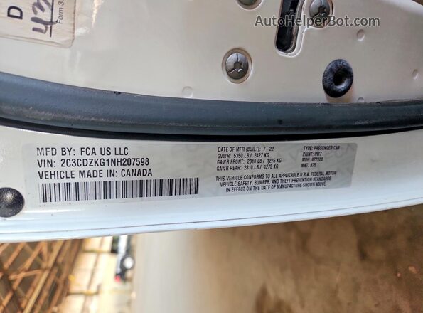 2C3CDZKG1NH207598 2022 DODGE CHALLENGER White Widok naklejki z numerem VIN