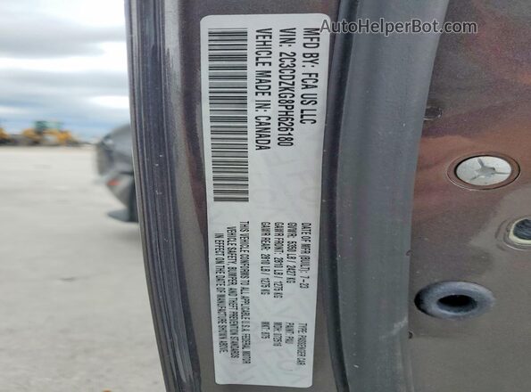 2C3CDZKG8PH626180 2023 DODGE CHALLENGER Gray Vista del compartimento del motor