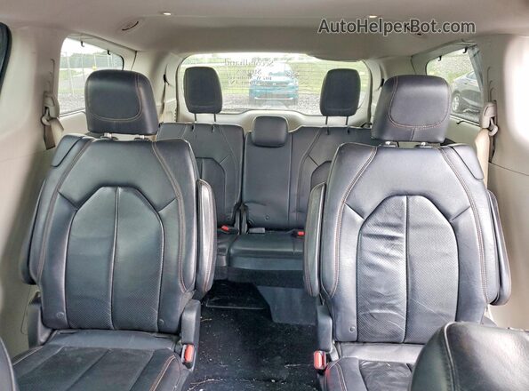 2C4RC1BG0JR149563 2018 CHRYSLER PACIFICA Gray Vista de los asientos traseros