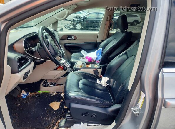 2C4RC1BG0JR322742 2018 CHRYSLER PACIFICA Серебряный Вид салона спереди