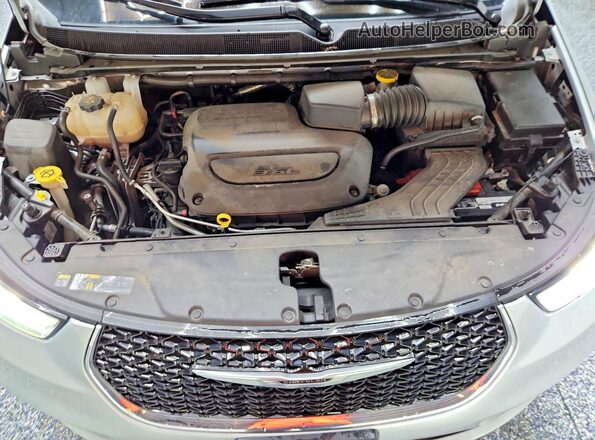 2C4RC1BG0PR567002 2023 CHRYSLER PACIFICA Silver Widok komory silnika
