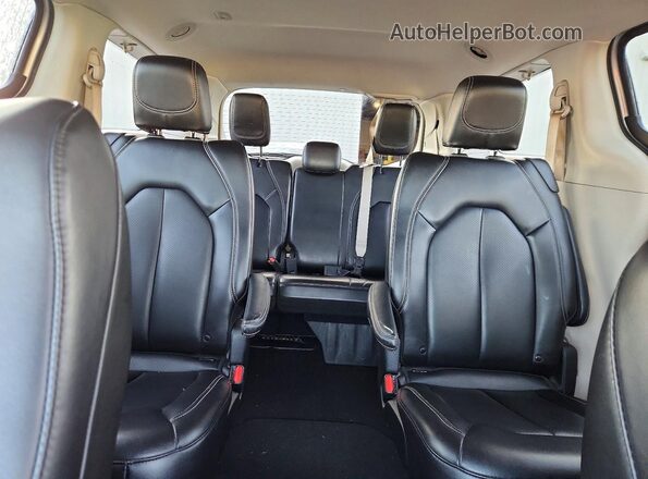 2C4RC1BG0PR567002 2023 CHRYSLER PACIFICA Silver Widok tylnych siedzeń