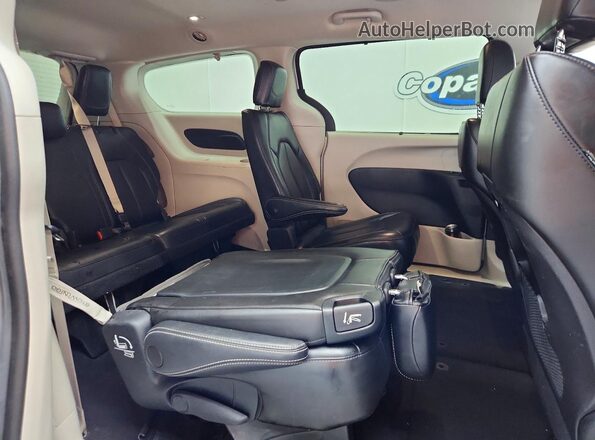 2C4RC1BG0PR567002 2023 CHRYSLER PACIFICA Silver Widok wnętrza z tyłu