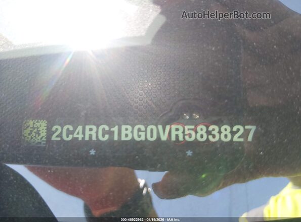 2C4RC1BG0VR583827 2027 CHRYSLER PACIFICA Red Widok komory silnika