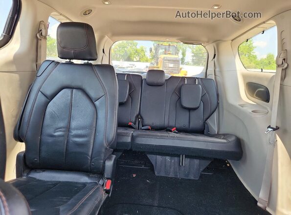 2C4RC1BG1JR217207 2018 CHRYSLER PACIFICA Purple უკანა სავარძლების ხედი