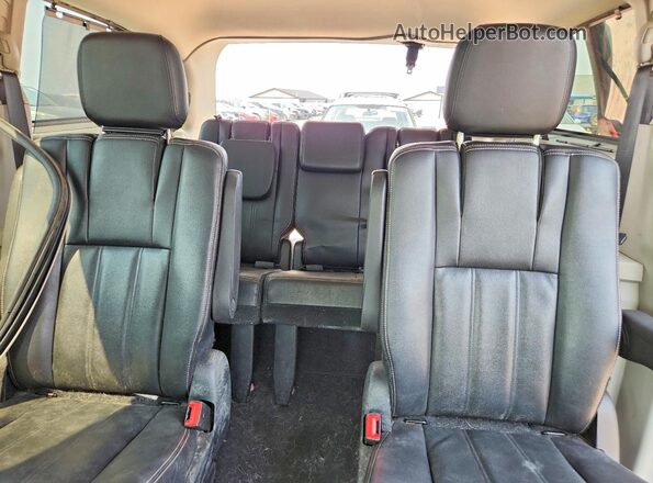 2C4RC1BG2GR111793 2016 CHRYSLER TOWN Red Rear seats view