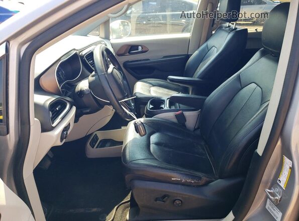 2C4RC1BG2HR576575 2017 CHRYSLER PACIFICA Серебряный Вид салона спереди