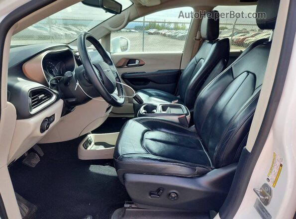 2C4RC1BG2HR815929 2017 CHRYSLER PACIFICA White Вид салону спереду