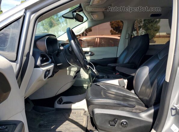 2C4RC1BG2JR233691 2018 CHRYSLER PACIFICA Silver Front interior view