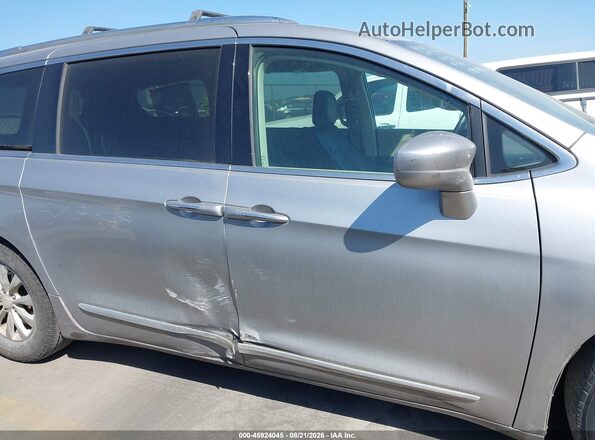 2C4RC1BG2JR290781 2018 CHRYSLER PACIFICA Gray უკანა სალონის ხედი