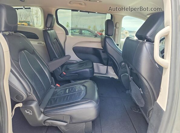 2C4RC1BG2NR190427 2022 CHRYSLER PACIFICA Gray Rear interior view