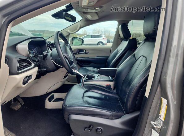 2C4RC1BG2NR190427 2022 CHRYSLER PACIFICA Gray Front interior view