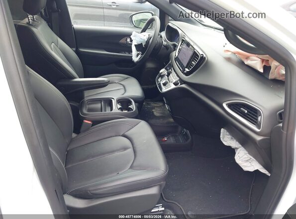 2C4RC1BG2VR562753 2027 CHRYSLER PACIFICA White Вид салону спереду