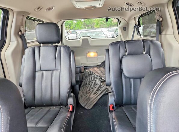 2C4RC1BG3GR263906 2016 CHRYSLER TOWN Gray Rear seats view