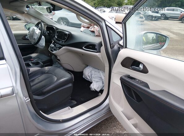 2C4RC1BG3JR315607 2018 CHRYSLER PACIFICA Silver Вид салону спереду