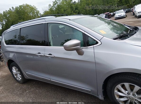 2C4RC1BG3JR315607 2018 CHRYSLER PACIFICA Silver Вид задньої частини салону