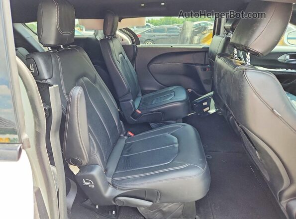 2C4RC1BG3JR317616 2018 CHRYSLER PACIFICA White Вид задньої частини салону
