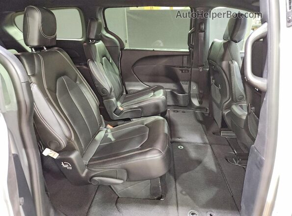 2C4RC1BG3TR236263 2026 CHRYSLER PACIFICA Silver Вид задньої частини салону