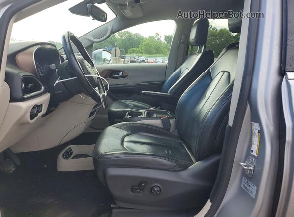 2C4RC1BG4HR747746 2017 CHRYSLER PACIFICA Серебряный Вид салона спереди