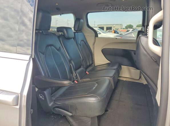 2C4RC1BG4HR747746 2017 CHRYSLER PACIFICA Серебряный Вид задней части салона