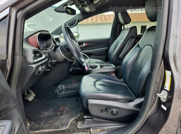 2C4RC1BG4LR101258 2020 CHRYSLER PACIFICA Gray Front interior view