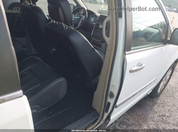 2C4RC1BG5GR128717 2016 CHRYSLER TOWN & COUNTRY Белый Вид наклейки с VIN-кодом