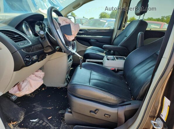 2C4RC1BG5GR246900 2016 CHRYSLER TOWN Серый Вид салона спереди