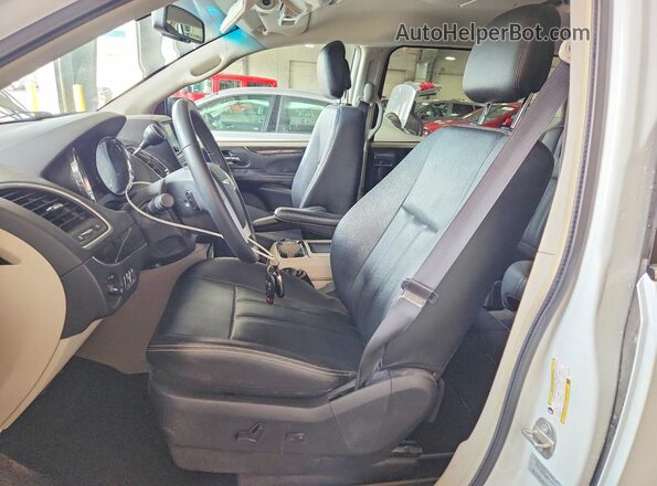 2C4RC1BG5GR290539 2016 CHRYSLER TOWN Белый Вид салона спереди