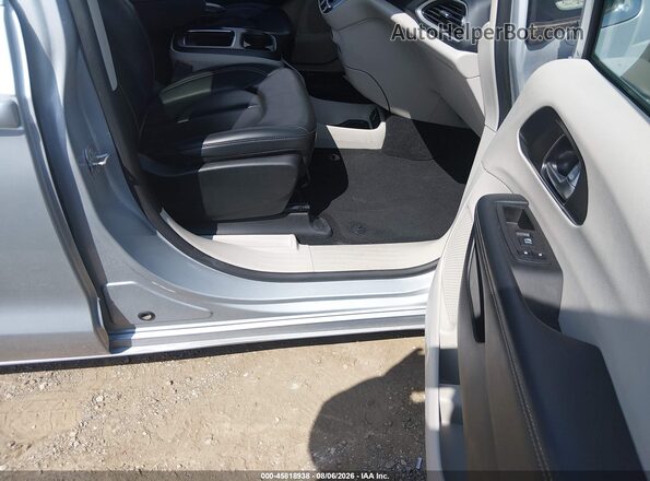 2C4RC1BG5PR532861 2023 CHRYSLER PACIFICA Silver Widok wnętrza z przodu