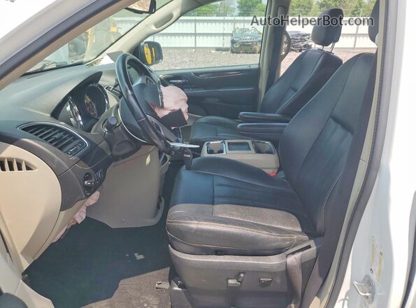 2C4RC1BG6GR159152 2016 CHRYSLER TOWN Белый Вид салона спереди