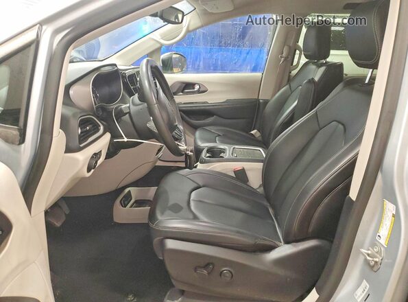 2C4RC1BG6PR620348 2023 CHRYSLER PACIFICA Silver Вид салону спереду
