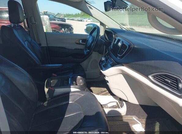 2C4RC1BG7HR524388 2017 CHRYSLER PACIFICA White Front interior view