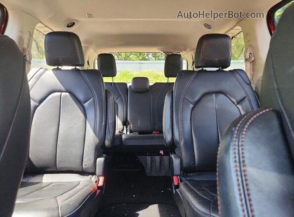 2C4RC1BG7JR233556 2018 CHRYSLER PACIFICA Red Widok tylnych siedzeń