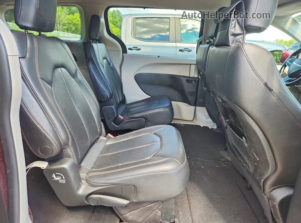 2C4RC1BG7JR233556 2018 CHRYSLER PACIFICA Red Widok wnętrza z tyłu