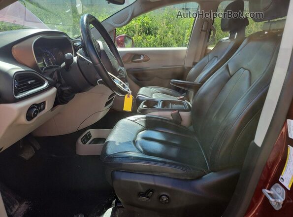 2C4RC1BG7JR233556 2018 CHRYSLER PACIFICA Red Widok wnętrza z przodu