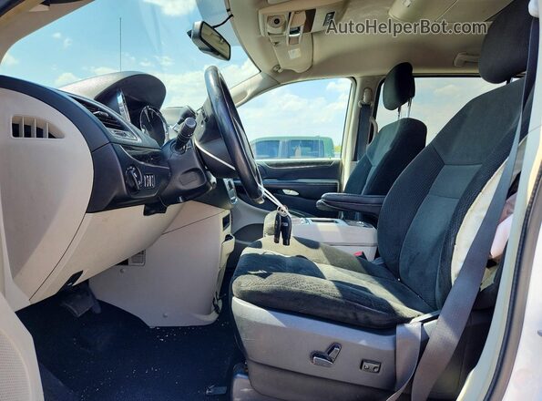 2C4RC1BG8GR138710 2016 CHRYSLER TOWN White Вид салону спереду