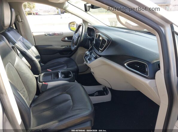 2C4RC1BG8HR583675 2017 CHRYSLER PACIFICA Серебряный Вид салона спереди
