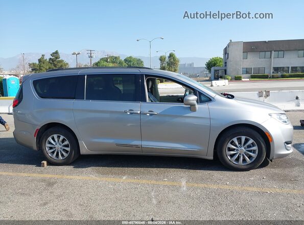2C4RC1BG8HR583675 2017 CHRYSLER PACIFICA Серебряный Вид задней части салона