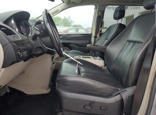 2C4RC1BG9GR111113 2016 CHRYSLER TOWN Серебряный Вид салона спереди