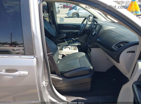 2C4RC1BG9GR296845 2016 CHRYSLER TOWN & COUNTRY Silver Вид салону спереду