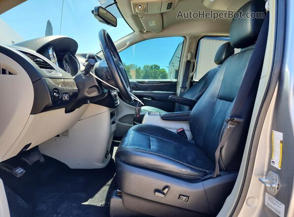 2C4RC1BGXGR212774 2016 CHRYSLER TOWN Серебряный Вид салона спереди