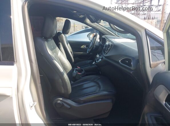 2C4RC1BGXKR705430 2019 CHRYSLER PACIFICA Белый Вид салона спереди