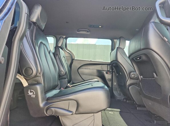 2C4RC1BGXSR614318 2025 CHRYSLER PACIFICA Black Rear interior view