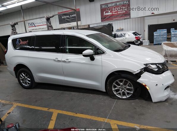 2C4RC1CG1PR596071 2023 CHRYSLER VOYAGER White Вид задньої частини салону