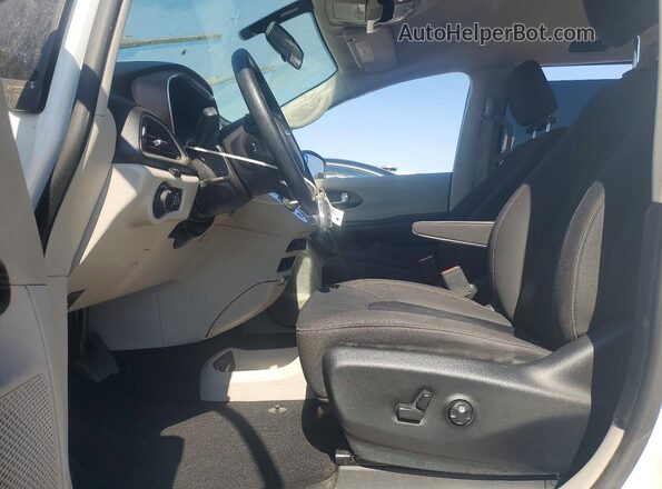 2C4RC1CG2KR644380 2019 CHRYSLER PACIFICA White Вид салону спереду