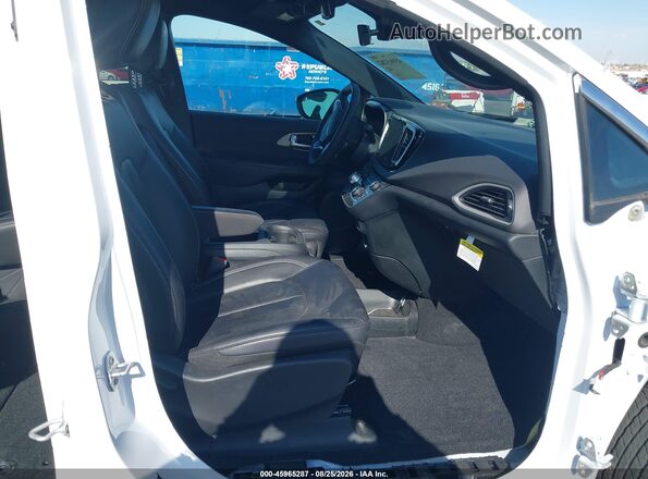 2C4RC1CG4TR152015 2026 CHRYSLER VOYAGER White Front interior view