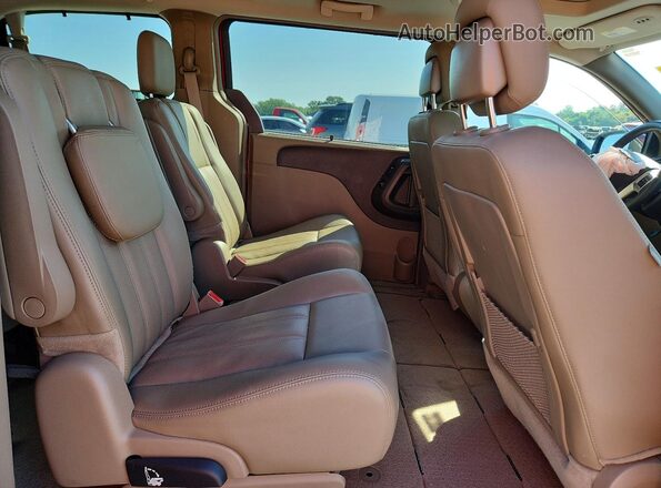 2C4RC1CG6GR174765 2016 CHRYSLER TOWN Темно-бордовый Вид задней части салона