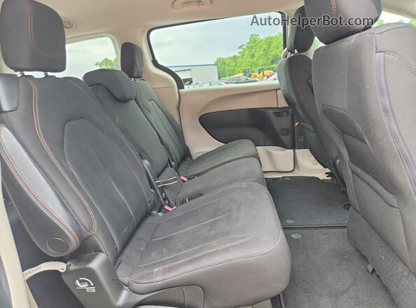 2C4RC1CG6JR227567 2018 CHRYSLER PACIFICA White Вид задньої частини салону
